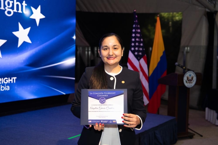 Fotografía de Angéica con el premio de la beca Fulbright