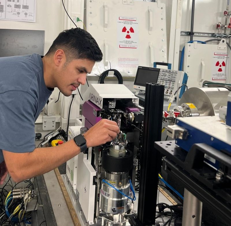 fotografia de Ronald Rios en el laboratorio